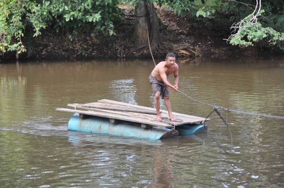O Zezinho, nosso guia, traz o Titanic, a balsa para atravessar o rio da Cachoeira da Prata, no P.N da Chapada das Mesas, região de Carolina - MA